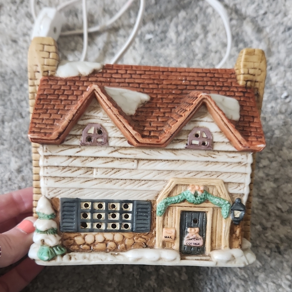 Charming Cottage Holiday Decoration With‎ Light